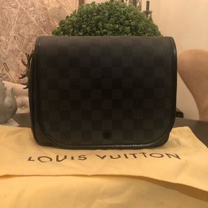 Louis Vuitton Damier Graphite Hanging Toiletry Kit